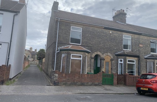 Lowestoft House | House - Sleeps up to 8 people & free parking