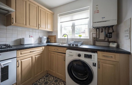 Maidstone House | House-Sleeps7-Parking-Garden-SportsChannels