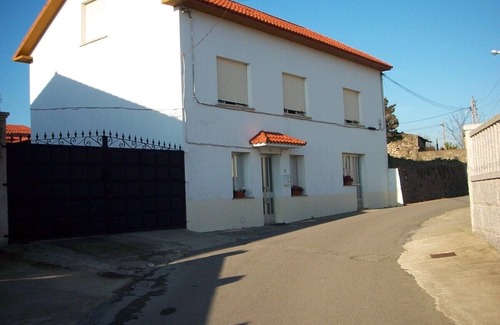 Rianxo Villa | HOUSE WITH CLOSED ROOM, HUERTA, GARDEN, 4 BEDROOMS 600 METERS FROM THE BEACH