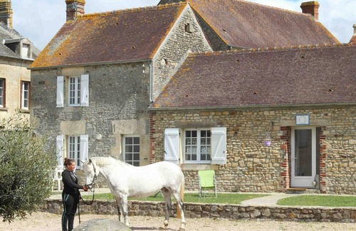 Montabard Cottage | House with garden, pets allowed in a stud farm