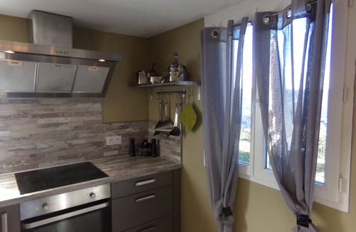 Le Lac-d'Issarles House | House with lake and mountain views