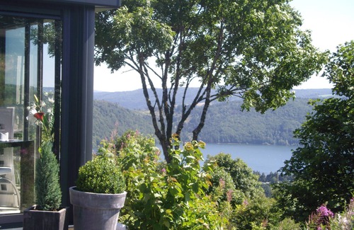 Le Lac-d'Issarles House | House with lake and mountain views