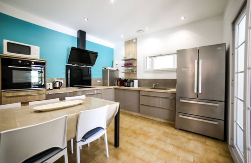 Lagarde Pareol House | House with private pool that can accommodate three families. 4, 8, 12 people
