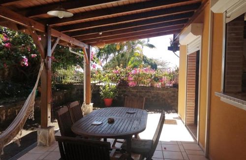 Saint-Claude House | House with small garden and view