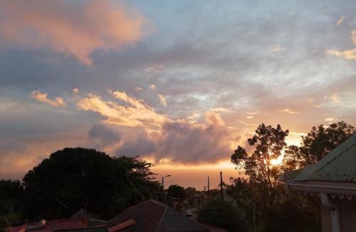 Saint-Claude House | House with small garden and view