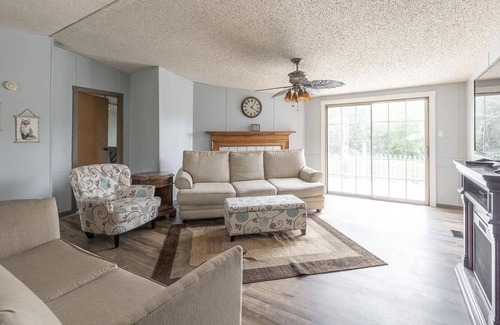 Waynesville House | House with stocked pond near Leonard Wood; events allowed with prior approval
