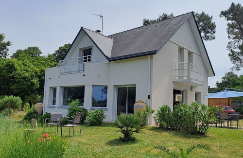 La Turballe House | House with terrace 100 meters from the sea, view of pond, garden with trees.