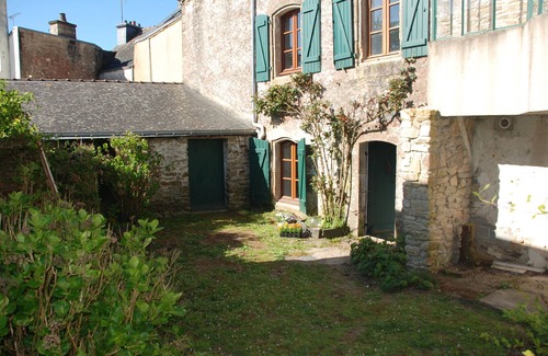 Billiers House | House XVIII stone Billiers center near the beaches, sleeps 9