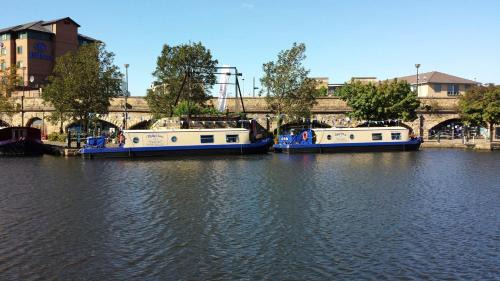 Sheffield Boat Rental | Houseboat Hotels