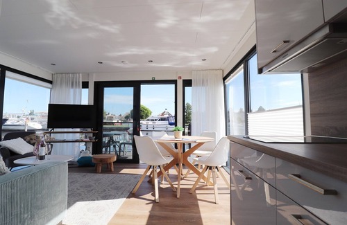 Lemmer House | Houseboat in Lemmer with Harbor Views