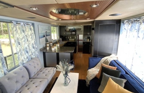 Dixie - Berryhill Boat Rental | HOUSEBOAT on lake Wylie, Beautiful View and Fun.