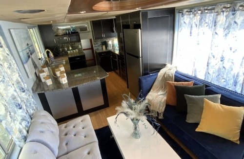 Dixie - Berryhill Boat Rental | HOUSEBOAT on lake Wylie, Beautiful View and Fun.