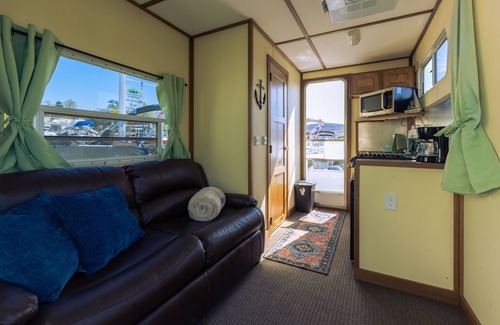 West Milford House | Houseboat Paradise Vacation