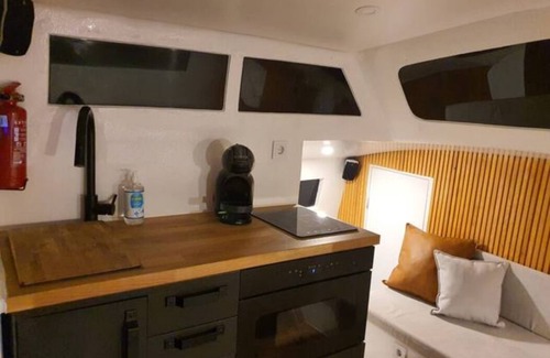 Sao Pedro Boat Rental | houseboat waterfront sleepandboat