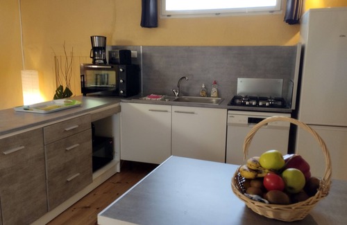 Apt Apartment | Housing overlooking the illuminated fountain and the hundred-year-old plane tree lane