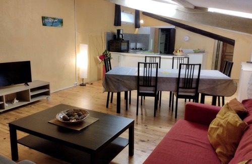 Apt Apartment | Housing overlooking the illuminated fountain and the hundred-year-old plane tree lane