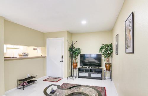 South Main Apartment | Houston Condo with Pool Access about 1 Mi to NRG Stadium