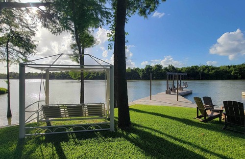 Barrett House | Houston Riverfront Cabin w/ Private Beach & Dock!