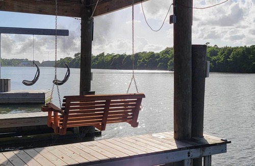 Barrett House | Houston Riverfront Cabin w/ Private Beach & Dock!