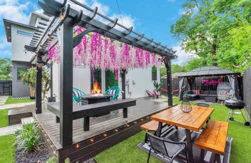 OST - South Union House | Houston's Downtown Bloom House - Spacious Floral Escape for Groups