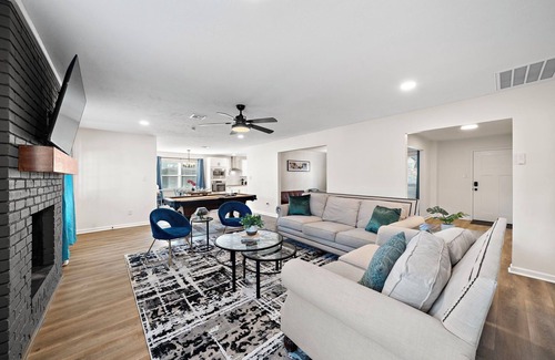 Ponderosa Forest House | Houston Stay | Game Room | BBQ Yard | Sleeps 16