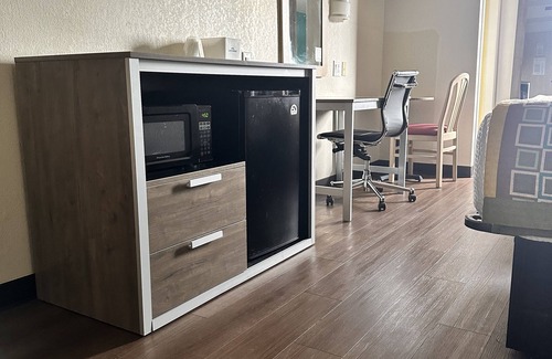 Clarksville Hotel | Howard Johnson by Wyndham Clarksville Tennessee