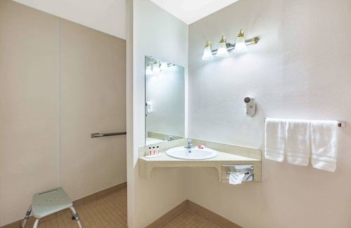 Southeast Salem Hotel | Howard Johnson by Wyndham Salem