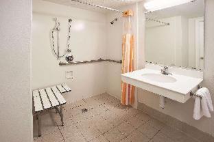 Columbus Hotel | Howard Johnson by Wyndham Columbus Fort Moore