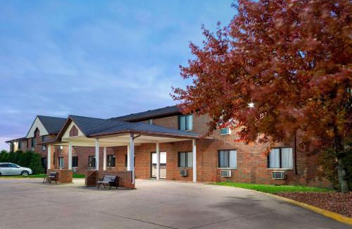Waterloo Hotel | Howard Johnson by Wyndham Waterloo/Cedar Falls