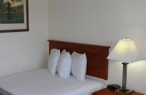 Lincoln Acres Hotel | Howard Johnson Suites by Wyndham San Diego Chula Vista BayFront