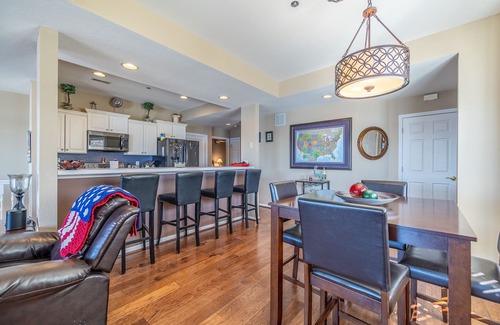 Lakeland Condo | HT901 - Impressive lakefront condo!