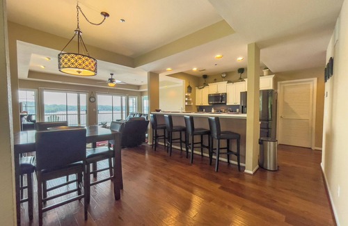 Lakeland Condo | HT901 - Impressive lakefront condo!