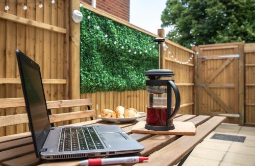Southampton City Centre Apartment | 欢迎 BUSINESS or PLEASURE! Super Central Southampton 'City Vibes' # Stylish Apartment with Outdoor Courtyard! 1-4 Guests BOOK YOUR CITY BREAK or PRE-CRUISE STAY! CLOSE TO MAYFLOWER THEATRE, UNIVERSITIES, CRUISE TERMINALS, HOSPITALS & SHOPS!