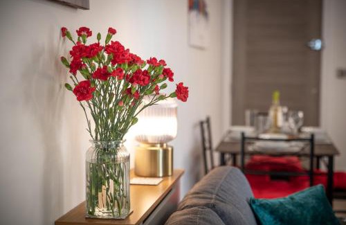 Southampton City Centre Apartment | 欢迎 BUSINESS or PLEASURE! Super Central Southampton 'City Vibes' # Stylish Apartment with Outdoor Courtyard! 1-4 Guests BOOK YOUR CITY BREAK or PRE-CRUISE STAY! CLOSE TO MAYFLOWER THEATRE, UNIVERSITIES, CRUISE TERMINALS, HOSPITALS & SHOPS!