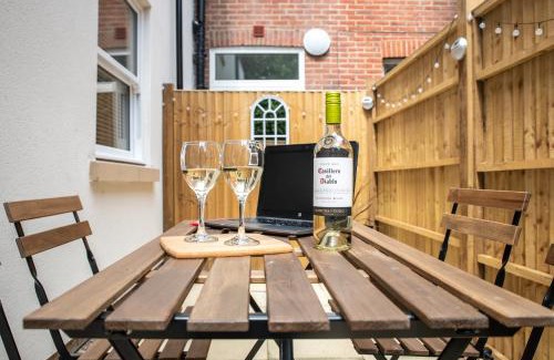 Southampton City Centre Apartment | 欢迎 BUSINESS or PLEASURE! Super Central Southampton 'City Vibes' # Stylish Apartment with Outdoor Courtyard! 1-4 Guests BOOK YOUR CITY BREAK or PRE-CRUISE STAY! CLOSE TO MAYFLOWER THEATRE, UNIVERSITIES, CRUISE TERMINALS, HOSPITALS & SHOPS!