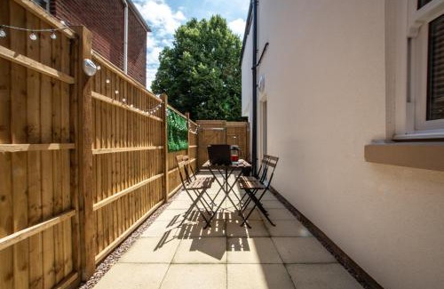 Southampton City Centre Apartment | 欢迎 BUSINESS or PLEASURE! Super Central Southampton 'City Vibes' # Stylish Apartment with Outdoor Courtyard! 1-4 Guests BOOK YOUR CITY BREAK or PRE-CRUISE STAY! CLOSE TO MAYFLOWER THEATRE, UNIVERSITIES, CRUISE TERMINALS, HOSPITALS & SHOPS!