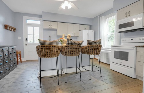 North Wales Apartment | Huckleberry House - 2 Bedroom Apartment Fenced Backyard