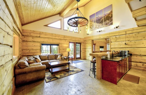 Golden House | Huge, 2017 built home with 2 Master Bedrooms. Perfect for Large Groups up to 18