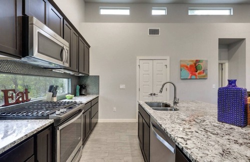 Holly House | Huge 5BR East Austin Escape - Steps to 6th & Dtown