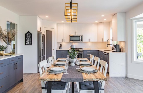 Glenmore House | Huge 5BR Home with Pool, Hot Tub & Games Room