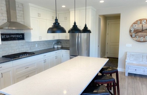 Santa Clara House | HUGE! 6 Bed, 8 Bath Home, Water Park, Lazy River, Fire pit, near Tuacahn, Views!