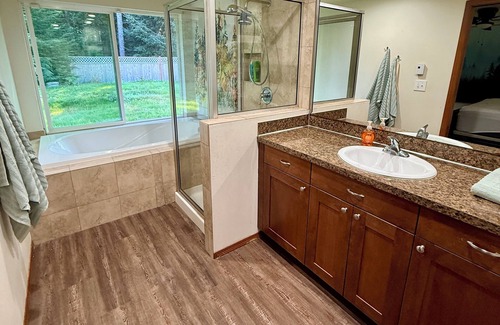 Forks House | Huge 6-Bedroom Home with Arcade Room – Perfect for Big Families or Groups!