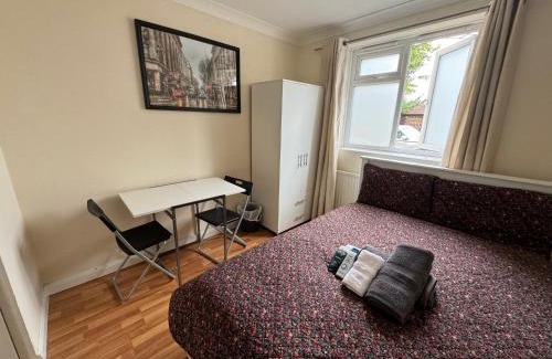 Hammersmith Apartment | Huge and affordable 3 bedroom flat in Hammersmith for 7 people with welcome breakfast