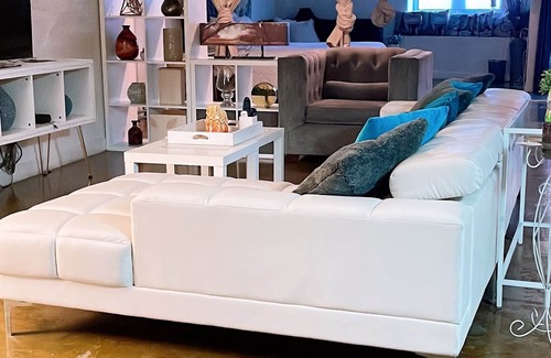 McManus Apartment | Huge Downtown LA Loft with Rooftop Pool & Jacuzzi