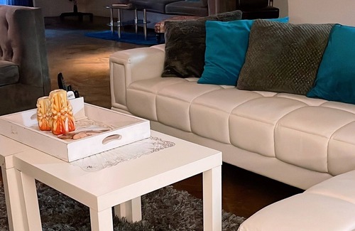 McManus Apartment | Huge Downtown LA Loft with Rooftop Pool & Jacuzzi