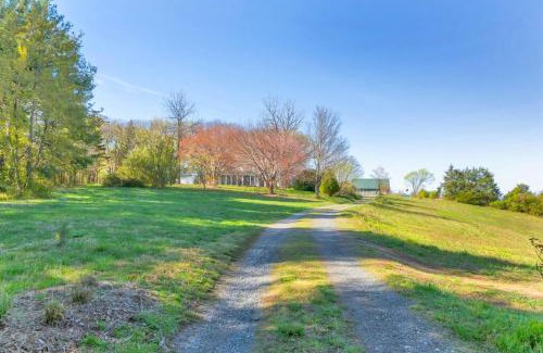 Nelson House | Huge Farmhouse with Heated Pool for Vacations and Retreats