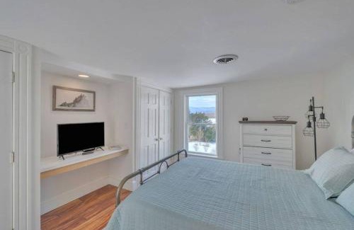Nelson House | Huge Farmhouse with Heated Pool for Vacations and Retreats