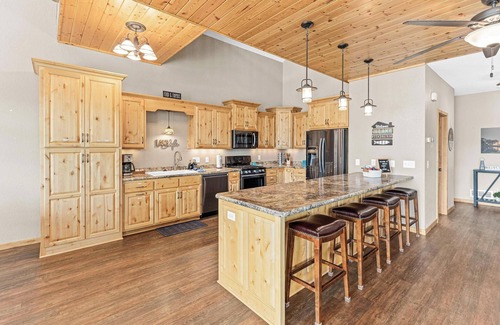 Lindstrom Cabin | HUGE Gameroom|4 bdrm|Holiday Decor