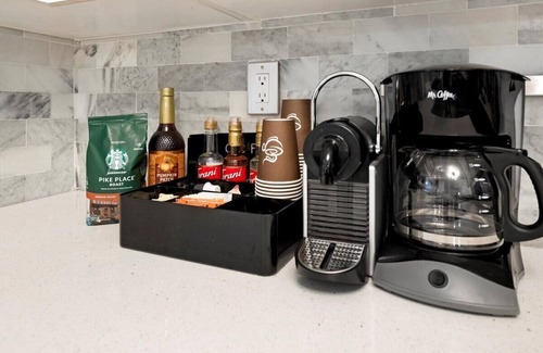 Coral Way Villa | Huge heated pool, spa & Grill.12 mins to Brickell.