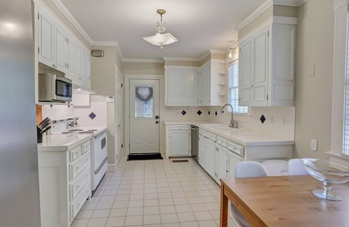 Greater Belhaven House | Huge Historic 4BR House w/ Patio, sleeps 12